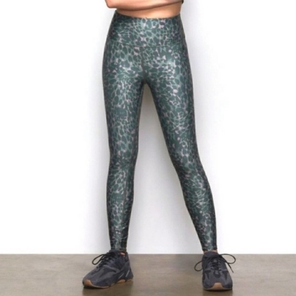 GOOD AMERICAN The Ferocious
Legging in Green and Pink Leopard
Print Large L - Picture 5 of 11